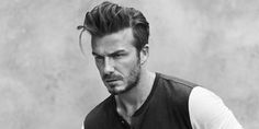 James Dean, Elvis Presley, Johnny Cash já usavam o corte de cabelo Pompadour. Atualmente é o visual adotado pelo David Beckham, Luan Santana e Justin Bieber entre outros. O topete jogado para trás com pomada ou spray veio para ficar em 2015 e continua em alta esse ano. Será que ainda vai permanecer fazendo a cabeça dos homens em 2017?  Nas barbearias ele é ainda o carro chefe, principalmente porque agrada diversos tipos de homens. Os barbudos adoram o estilo que combina demais quando a barba... David Beckham Haircut, Beckham Haircut, David Beckham Hairstyle, Beckham Hair, Hairstyles For Receding Hairline, Top Hairstyles For Men, Pompadour Men, Haircut Names For Men, Popular Mens Hairstyles