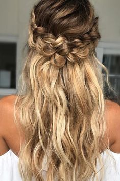 braided wedding hair loose-curls-with twisted braid beyond Braided Sides Hairstyles, Loose Curls Hairstyles, Prom Hairstyles Updos, בר מצווה, Penteado Cabelo Curto, Braided Hairstyles For Wedding, Grad Photos, Short Hairstyle, Wedding Hair And Makeup