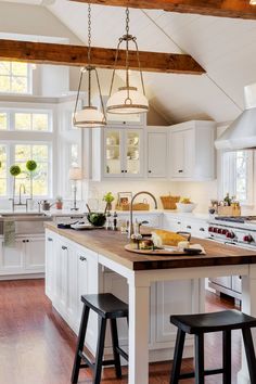 Kitchen Tables Ideas, Modern Black Kitchen, Farmhouse Kitchens, Real Estat, Butcher Block Countertops, Trendy Kitchen, Large Kitchen, Black Kitchens, Kitchen Designs