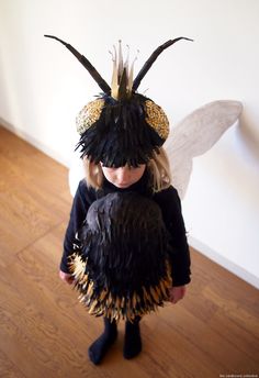 The Cardboard Collective: Queen Bee Costume Queen Bee Costume, Bumble Bee Costume, It Girl Halloween, Magical Halloween, Costumes For Teens, Diy Halloween Costume