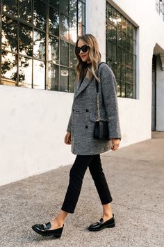 Fashion Jackson Fall 2022, Lug Loafer Outfit Work, Professional Loafers Women, Black Trousers And Loafers Outfit, Black Pants Loafers Women, Fashion With Loafers Outfit, Platform Loafers With Leggings, Black Lofar Shoes Outfit Women, Paris Loafer Outfit