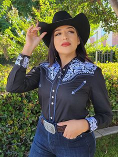 Women's Black/White Embroidered Long Sleeve Western Shirt 'El Señor de los Cielos' Tipo: Camisa Vaquera Estilo: Manga Larga Bordada Marca: El Señor de los Cielos Material: 60% Algodon, 40% Poliester Corrida USA: S - 2XL Denim Shirt Style, Staff Uniforms, Western Shirt, Western Shirts, Denim Shirt, Floppy Hat, Riding Helmets, Women Long Sleeve, Shirt Style