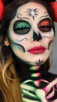 Unique Face Makeup, Sugarskulls Makeup, Easy Dia De Los Muertos Makeup Ideas, Catrina Face Paint, Sugar Skull Makeup Pretty, Half Sugar Skull Makeup, Katrina Makeup, Sugar Skull Makeup Easy, Makijaż Sugar Skull