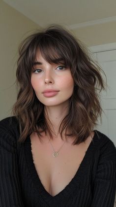 70s Style Haircut Medium, Squoval Face Hairstyles, Mid Length Hair With Bangs Oval Face, Medium Haircuts For Oval Faces, Thinning Hair Color Ideas, Collarbone Length Hair For Round Faces, Hair Cuts Ideas For Oval Shape Face, Best Hair Styles For Oval Face, Shoulder Length Hair With Bangs Round Face