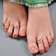 Image result for toe rings Wedding Toes, Silver Anklets Designs, Toes Ring Silver, Gold Toe Rings, Anklet Designs, Gold Mangalsutra Designs, Cute Toes