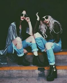 "Can't you just smile?" Marls and Emms going through their grunge Phase. Taken by Lily Fashion Guys, Diy Outfits, 80s Punk, Look Grunge, Tokyo Street Fashion, Nature Photoshoot, Fotos Goals, Fashion Grunge, Grunge Look