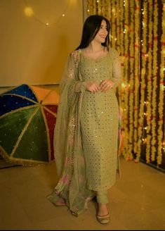 Wedding Wear Kurta Women, Indian Suit Outfits For Women, Outfits For Eid Women Casual, Poses For Churidar, Dress Design For Women Pakistani, Indian And Pakistani Dresses, Kurta Party Wear For Women, Ethnic Churidar Designs, Party Churidar Designs