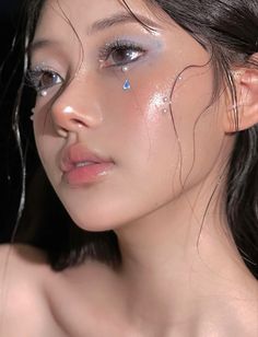 Sparkly Douyin Makeup, Light Blue Douyin Makeup, White Douyin Makeup, Jelly Look Makeup, Korean Makeup Look Glam, K Pop Makeup Looks, Ethereal Makeup Aesthetic, Ethereal Aesthetic Makeup, Jelly Makeup Look