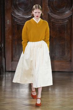 Emilia Wickstead Fall 2023 Fashion Show | The Impression Skirt Street Style 2023, Skirt Street Style, Paris Street Style Fall, Fall 2023 Fashion, Top Street Style, Milan Street Style, Emilia Wickstead, Street Style Trends, Street Style Paris