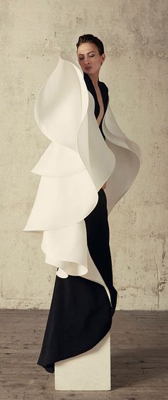 Stéphane Rolland Haute Couture 16 Fashion Design Inspiration, Haute Couture Paris, Sculptural Fashion, Collection Couture, Valentino Couture, White Chic, Stephane Rolland, Couture Mode, Celebrity Lifestyle