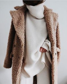 Winter whites + teddy bear jacket Casual Chic Outfits, Beige Coat, Double Denim, Looks Street Style, Mode Inspo, Looks Chic, Looks Style, Mode Inspiration