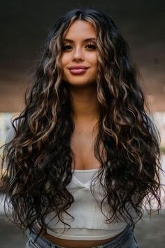 Highlight Ideas, Dark Curly Hair, Natural Curly Hair Cuts, Highlights Curly Hair, Black Hair Balayage, Chocolate Brown Hair Color, Perfect Hair Color, Brown Curly Hair, Dark Hair With Highlights