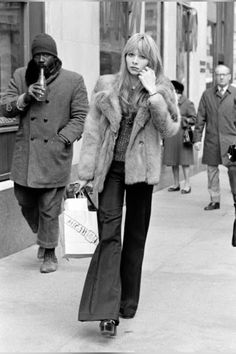 Black Fashion 1970s, 1960s Paris Fashion, 60s Paris Fashion, 1960 Hippie Fashion, 60s Mod Outfits, 1960s Street Style, Casual 70s Outfits, 70's Outfits, Sixties Outfits