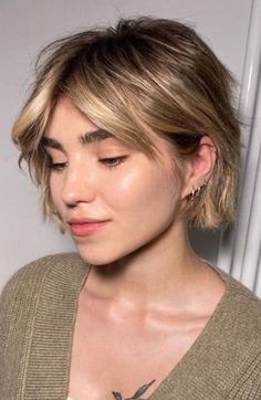 Miley Cyrus Bob Haircut, Shirt Hair Ideas Hairstyles, Soft Pixie Haircut Round Face, Blonde And Short Hair, Lena Heady Haircut, Short Layered Bob Back View, Two Tier Haircut, Blonde Short Messy Hair, Ear Length Blonde Hair