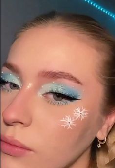 winter makeup look Snowflake Makeup Simple, Cute Christmas Makeup Looks Easy, Christmas Makeup Snowflake, Winter Themed Makeup, Snowflake Eyeliner, Snowflake Makeup Looks, Aesthetic Christmas Makeup, Snowflake Eye Makeup, Snowy Makeup