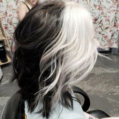 Reverse Two Tone Hair, 2 Tone Short Hair, Half Platinum Half Black Hair, Half Black And White Hair, Half And Half Hair Color Ideas, 2 Tone Hair Color Ideas For Short Hair, Two Tone Short Hair, Platinum Blonde And Black Hair, Black And Blonde Hair Short