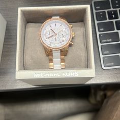 Rose Gold Michael Kors Watch White Chronograph Watch With Round Dial, Elegant White Chronograph Watch As A Gift, Elegant White Chronograph Watch As Gift, White Metal Dial Watch Accessories For Gift, White Watch Accessories With Metal Dial For Gift, Elegant White Chronograph Analog Watch, Timeless Rose Gold Chronograph Jewelry, White Chronograph Watch With Subdials, White Chronograph Watch With Subdials As Gift