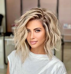 Blonde Hair With Roots, Layered Haircuts For Women, Blonde Wavy Hair, Dark Roots Blonde Hair, Human Wigs, Haircut Styles, Short Layered Haircuts, Penteado Cabelo Curto, Short Hairstyle