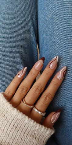 Retrouvez tous les jours des idées tendance pour vos ongles, pour toutes les saisons et toutes les couleurs ! Desain Salon Kuku, Nail Organization, Minimalist Nail, September Nails, Nail Art For Beginners, October Nails, Trendy Nail, Brown Nails, Orange Nails