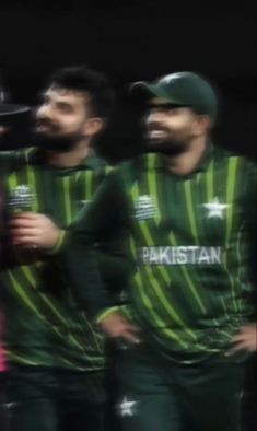 the pakistan cricket team is posing for a photo