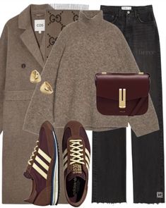 Burgundy Outfit, Look Adidas, Smart Casual Outfit, Casual Chic Outfit, Sporty Outfits, Outfit Inspo Fall, Fashion Over 50, Knit Outfit, Outdoor Outfit