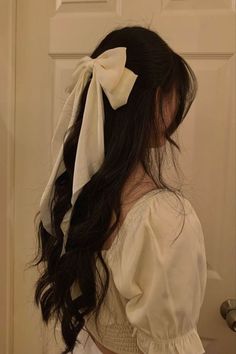 Black White Hair, Mackenzie Foy, White Hair Bows, Bow Hairstyle, Ribbon Hairstyle, Wattpad Covers, Academia Aesthetic, Wide Pants, Hairstyles For School