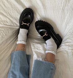 Loafers With Socks Outfit, Outfit With Loafers Women, Platform Loafers Outfit, Loafers Aesthetic, Penny Loafers Outfit, How To Style Loafers, Loafers For Women Outfit, Loafers Outfits, Loafer Outfits