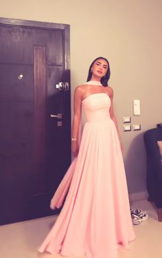 Prom Vintage, Elegant Dresses Birthday, Pastel Gowns Classy, Prom Photos Ideas, The Summer I Turned Pretty Dress, Fuchsia Dress Outfit Wedding, Prom Dresses Strapless, Long Dress Outfit, Pink Graduation Dress