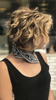 Summer Hair Highlights For Brunettes, Highlights For Brunettes, Summer Hair Highlights, Fabulous Hair, Wavy Haircuts, Messy Short Hair, Edgy Short Hair