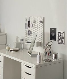 desk pegboard aesthetic kpop white Acubi Room Kpop, Korean Inspired Room, Acubi Room, Kpop Bedroom, Aesthetics Bedroom, Coconut Aesthetic, Aesthetic Coconut, Minimalist Desk