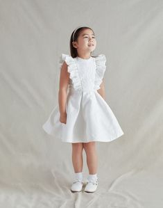 White little dress with ruffles on the side Kidswear Girls, Box Pleated Skirt, Bridal Atelier, Anne Barge, Box Pleat Skirt, Jacquard Dress, Box Pleats, Flower Girl Dress, Girl Dresses