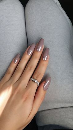 Get ready for the cozy and chic vibes of early fall with these must-try nail designs! 🍂💅 #EarlyFallNails #AutumnVibes #NailInspo #FallManicure #CozySeason #NailArt #TrendyNails #SeasonalNails #NailGoals #FallFashion" Fall Nails Autumn Colors, Manicure Ideas For Short Nails Fall, End Of Summer Early Fall Nails, Fall One Color Nails, Fall Nails On Tan Skin, Fall Subtle Nails, Grey Dip Nails Ideas, Nail Art Ideas For Fall, Fall Nails For Light Skin