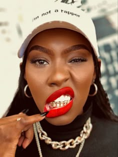 Grill Mouth Piece, Lips And Grills, Gold Teeth Women Black, Bottom Gold Grill Women, Woman With Grills, Mouth Grill For Women, Women Grillz Gold, Black Grills Teeth, Grill Black Women