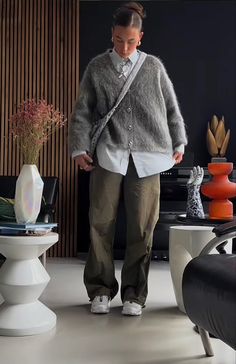 Vintage Timeless Fashion, Cardigan And Collared Shirt Outfit, Cope Hagen Street Style, Outfit Inspo Winter 2024, Cardigan And Shirt Outfit, Gorpe Core Fashion, Streetwear Office Look, Streetwear Business Casual Women, Mid Size Outfits Work