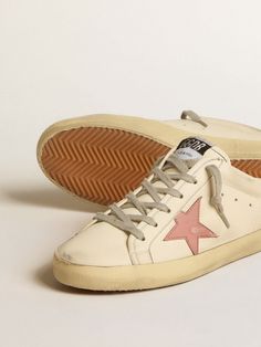 Our iconic sneakers in the new sabot version: these Super-Star feature the classic upper in white nappa leather and a pink star. The ice-gray laces complete the look. Pink Lace-up Sneakers With Leather Sole, Iconic Sneakers, Pink Star, Lace Socks, Super Star, Pink Stars, Scarf Hat, Bag Handle, Golden Goose