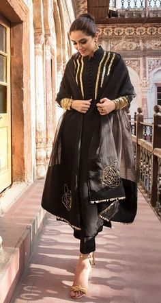 Minimal Embroidery, Desi Attire, Maya Ali, Lace Dress Design, Velvet Dress Designs, Gaun Fashion, Face Jewellery, Pakistani Fancy Dresses