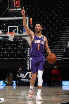 the basketball player is getting ready to dunk the ball into the hoop with his hand