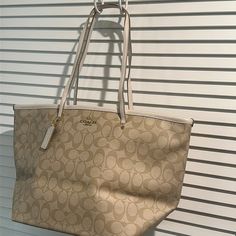 Nwt Coach Signature Light Khaki Zip Tote With Three Inside Pockets 18”W X 10.5”H Coach City Tote Bag, School Tote Bags, Coach Zip Top Tote, City Tote Bag, Pretty Purses, Coach Tote Bag, Canvas Leather Tote Bag, Tote Bags For School, Canvas Leather Tote