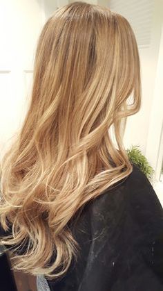 Diese Haarfarben lassen Sie 10 Jahre jünger aussehen | freundin.de Blonde Lowlights, Honey Blonde Hair Color, Golden Highlights, Chocolate Hair, Shorter Hair, Balayage Blonde