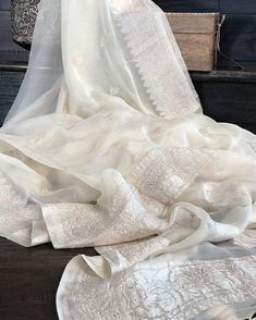 Banarasi Chiffon Saree, Off White Saree, Indian Sari Dress, Sari Dress, Indian Saree Blouses Designs, White Saree, Salwar Kamiz