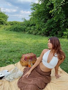 Brown Picnic Outfit, Brown Picnic Aesthetic, Poses For Pictures Instagram Long Skirt, Long Brown Skirt Outfit Summer, Cute Picnic Date Outfits, Picnic Skirt Outfit, Pic Nic Outfit Aesthetic, Picnic Clothes Outfits Style, Long Skirt Photoshoot