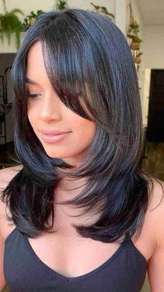 Layered Haircuts With Bangs, Layered Hair With Bangs, Layered Haircuts For Medium Hair, Medium Layered Haircuts, Medium Length Hair With Layers, Hairstyles For Layered Hair, Shoulder Length Hair Cuts, Haircuts For Medium Hair, Haircuts Straight Hair