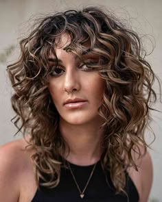 Curly Wolf Cut, Curly Angled Bobs, Curly Hairstyle Ideas, Layered Curly Haircuts, Curly Hair Ideas, Curly Lob, Natural Curly Hair Cuts, Layered Curly Hair, Tutorial Ideas