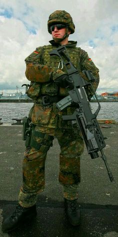 The current soldier of the Bundeswehr German Militaria, Canadian Armed Forces, German Uniforms, Military Soldiers, Defence Force, Army Uniform, Military Forces, Bill Clinton, Military Police