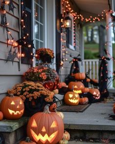 Porch Goals, Porche Halloween, Halloween Outside, Porch Pumpkins, Casa Halloween, Halloween Front Porch Decor, Halloween Porch Decorations, Fall Front Porch Decor, Halloween Front Porch