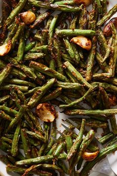 Air Fryer Green Beans - Delish.com Side Dish Recipes For Chicken, Veggie Apps, Soy Sauce Green Beans, Air Fryer Green Beans, Roasted Garlic Recipe, Recipes For Chicken, Cinnamon Apple Chips, Christmas Side Dishes, Fried Green Beans