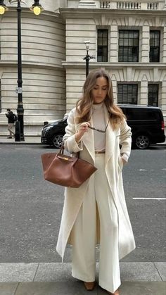 Old Money Aesthetic Outfits Women Old Money Winter, Mantel Outfit, Outfit Elegantes, Looks Pinterest, Pakaian Feminin, Outfit Chic, Elegante Casual