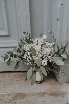 Schöner klassischer Brautstrauß mit weißen Rosen und Eukalyptus White Bridal Bouquet, Eucalyptus Wedding, Ciao Bella, White Bouquet, Wedding Mood, Italian Wedding, Bride Bouquets, Italy Wedding