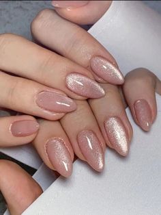 nude cat eye nail design Ombre Nails Chrome Tips, Jelly Pink Chrome Nails, Short Almond Nails Cat Eye, Shimmer Nails Acrylic, Summer Wedding Guest Nails, Neutral Cat Eye Nails, Nude And Pink Nails, Jelly Glitter Nails