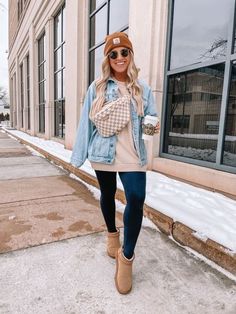 Theme Park Outfits Cold, Outdoor Outfits For Women Winter, Mountain Weekend Outfit Winter, Outfits With Ankle Ugg Boots, Ballpark Outfit Cold, Espresso Leggings Outfit, Cute Colorado Outfits, Gatlinburg Tennessee Winter Outfits, Winter 2024 Outfits Casual